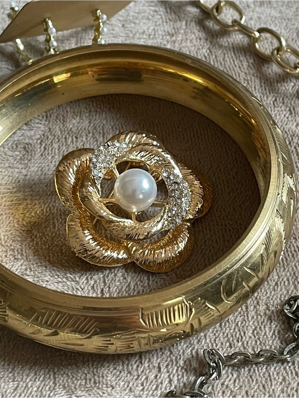 Lot of gold tone fashion jewelry and cat pouch . - Picture 7 of 16